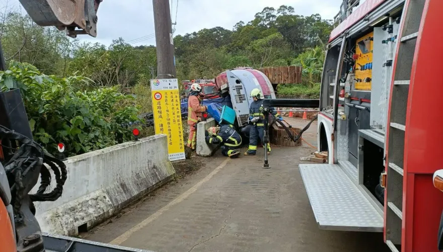 影/淡水「怪手整輛翻覆」駕駛受困　緊急搶救已送醫