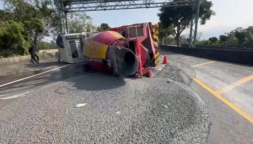 影/「爆漿」畫面曝光！台78線水泥車擦撞側翻　2傷送醫