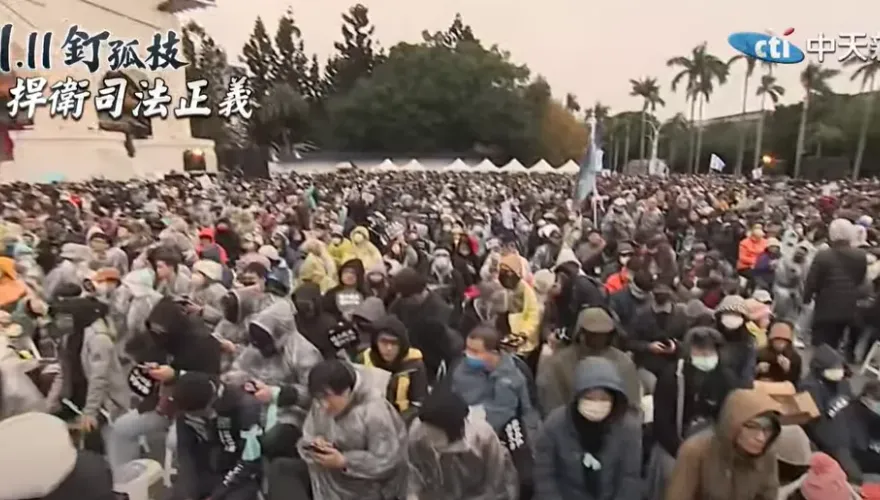 影/小草破5萬人！無謂低溫「釘孤枝」挺柯P  現場震撼人潮曝
