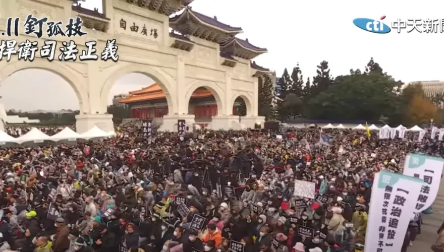 民眾黨遊行驚傳有人鬧場「衝舞台」！遭警方壓制上束帶