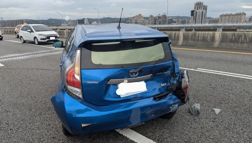 林亮君國道遭追尾！車屁股驚悚凹陷　所幸無大礙