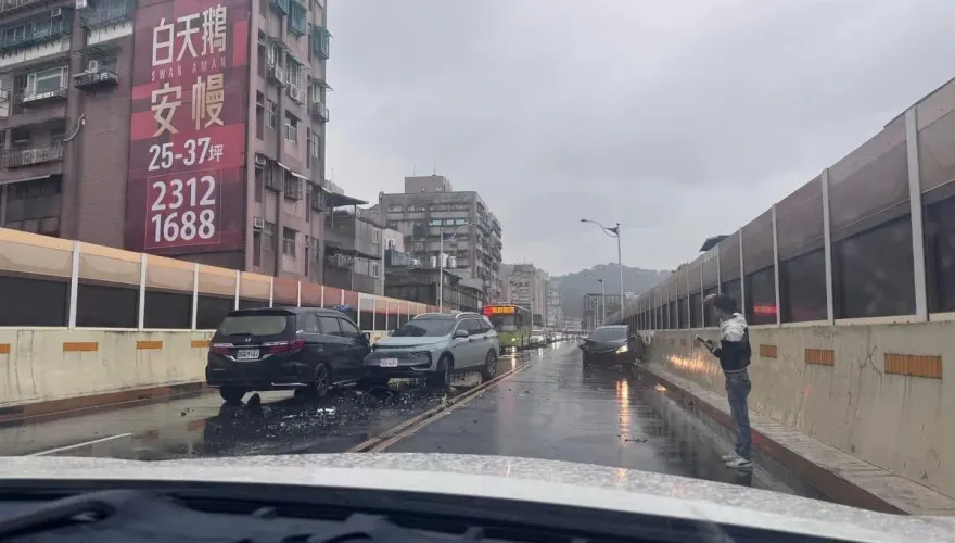 基隆東岸高架3車連撞！1車衝對向車道　疑疲勞駕駛釀禍