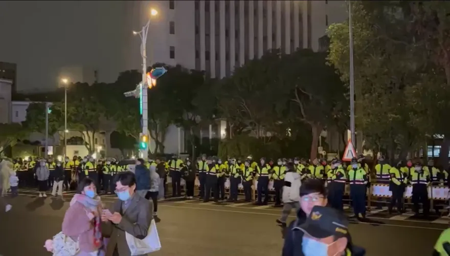 影/賴清德見15萬人怕了？民眾黨酸封鎖愛國西路「保護官邸」