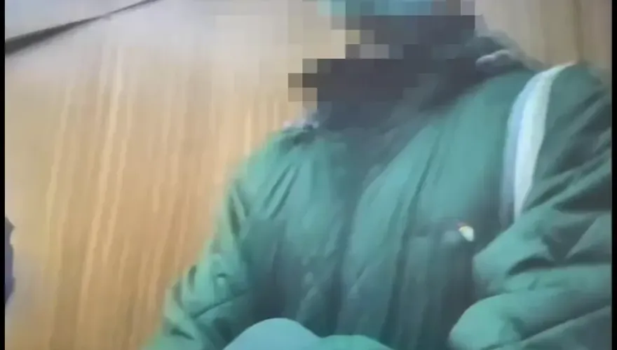 影/東區百貨公司驚見「手機放胸口」偷拍狼！　警：已逮捕移送