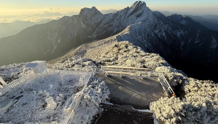 影/好美啊！玉山零下8.2度　皚皚白雪覆蓋山頭超夢幻