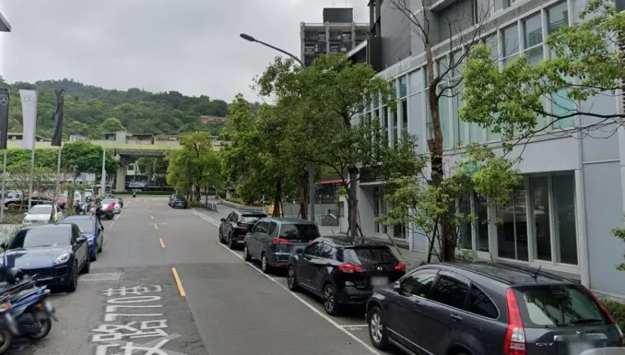 車頭超出車格涵蓋到紅線！　他停車慘收「繳費單+罰單」