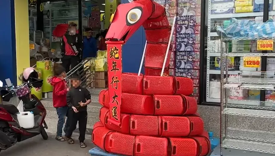 影/小北百貨店員超狂　過年造景「龍蛇籃」吸萬人朝聖：有創意