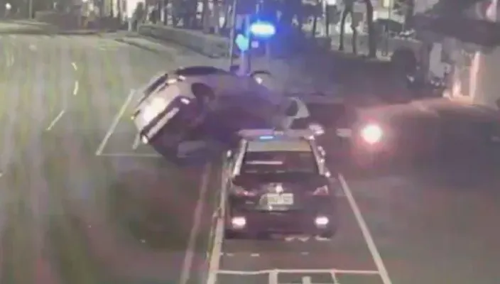 影/淡水驚悚車禍！　男疑毒駕「撞派出所前警車後翻覆」