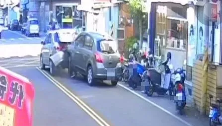 台中鬧區4車追撞！3人等紅燈遭波及　肇事男肝臟裂陷昏迷