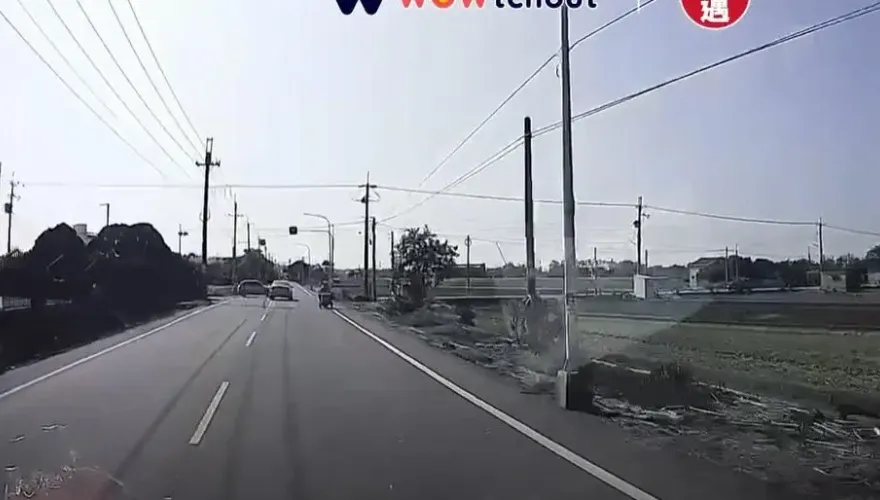 影/轉角遇到愛！雲林路口兩車「各讓45度」貼身齊墜田