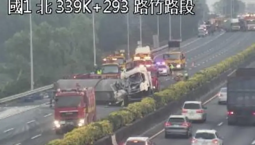 雙重災難！國1路竹段追撞氣體外洩　半小時內又爆11車事故