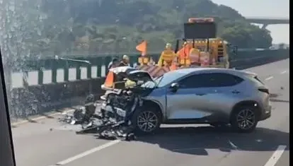 影/國3嚴重車禍！休旅撞緩撞車「車頭全毀」傷亡不明