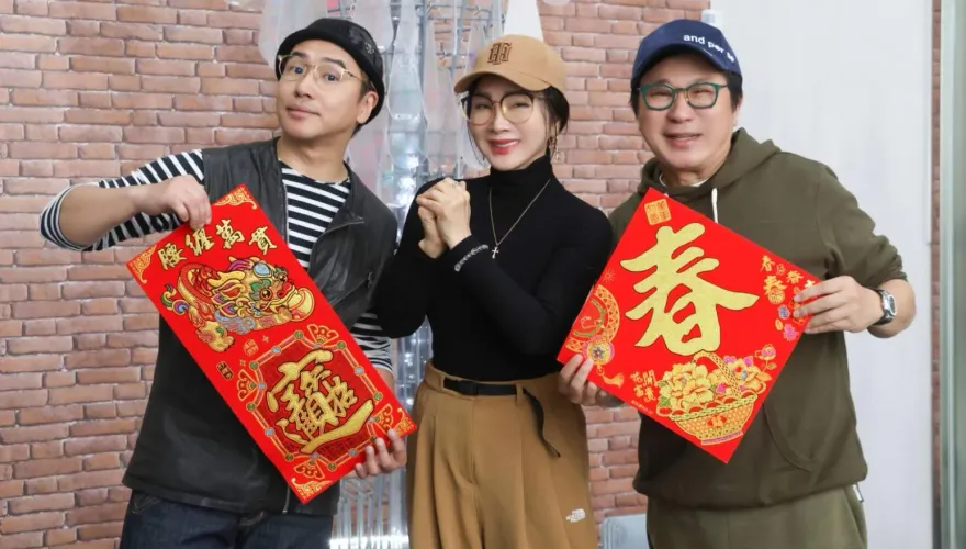 胡瓜、陳美鳳豪發100個紅包！她趕攤團聚「養兄、原生2家庭」