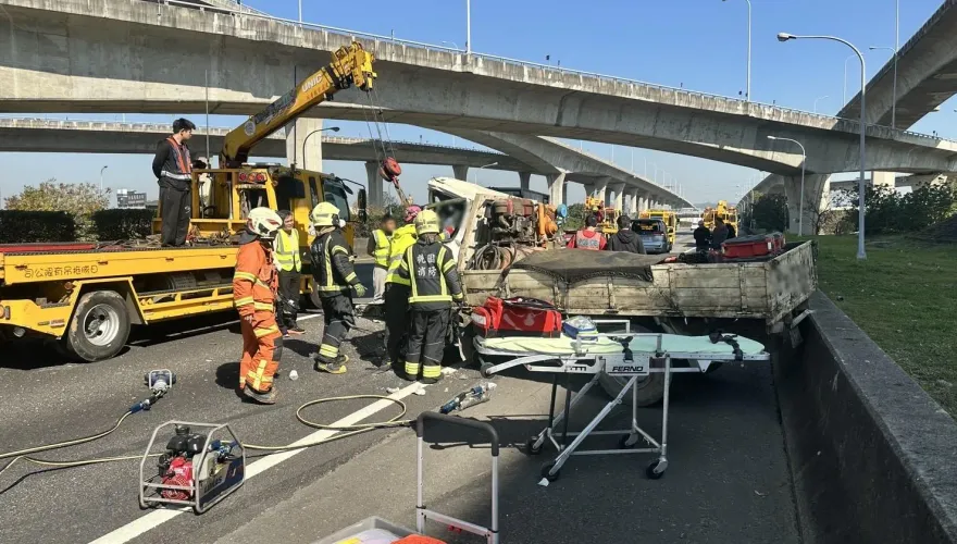 國1機場段車禍！小貨車高速追撞2車　駕駛大腿骨折受困