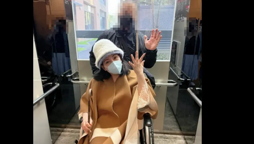 免疫治療後遺症「只能穿拖鞋」　陳文茜PO照：快體無完膚