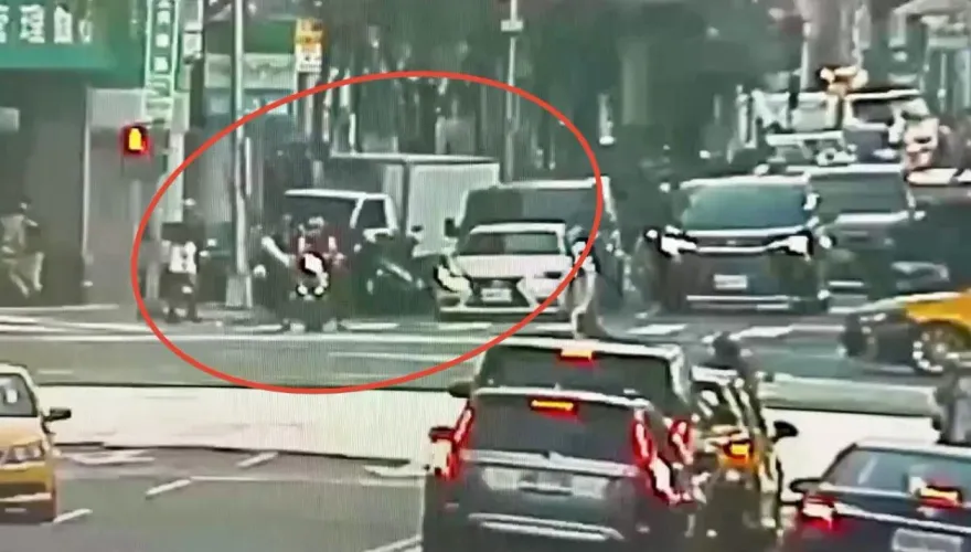 北市嚴重車禍！貨車騎上人行道撞爛25機車　爆衝瞬間影片曝