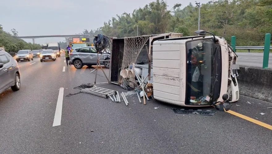 疑閃貓險奪命！小貨車國3田寮段猛撞轎車側翻　1人送醫