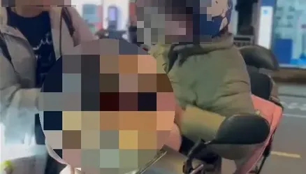 影/月考成績不好！母當街「咆哮」　還打8歲女兒頭