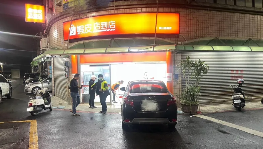 我們包裹被撞爛了！高雄無照女駕駛猛撞蝦皮店　幸無傷亡