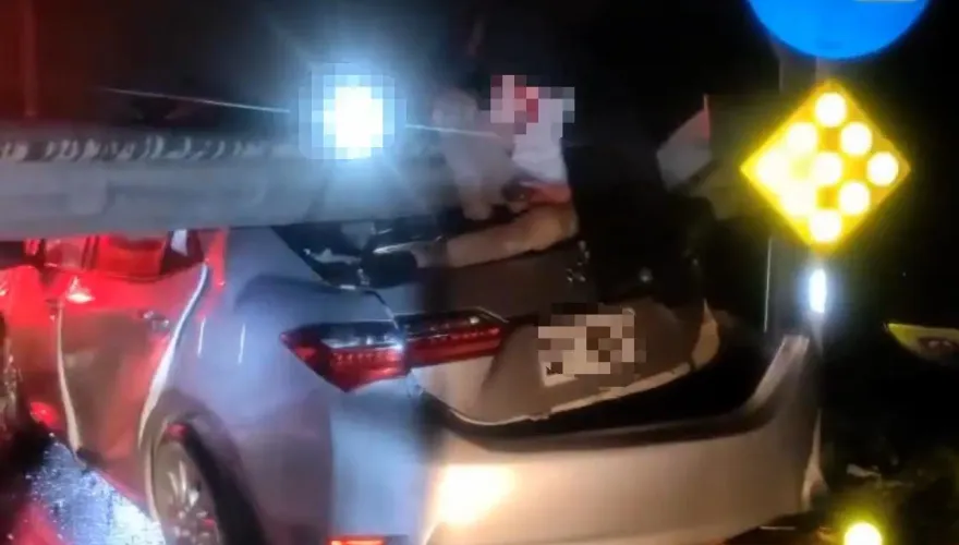 影/頭份嚴重車禍！撞斷燈桿「吃」進分隔島、駕駛渾身血