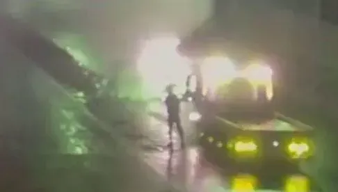 影/酒駕釀禍！蘆洲夜半自撞匝道護欄起火　泥醉熟女駕駛送辦