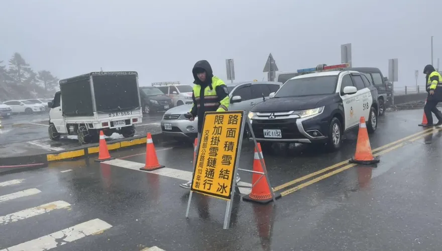合歡山今晨再降冰霰！　武嶺至松雪樓路段「限加掛雪鏈通行」