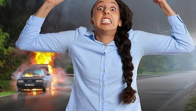 影/惹錯人！美國女開車與人爆口角　慘被當場「過肩摔」