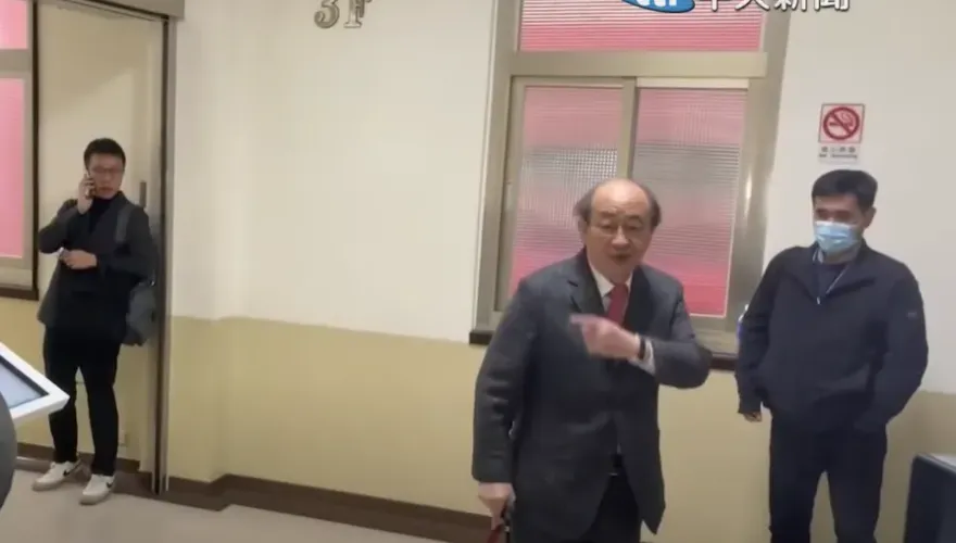 影/柯建銘狂撒野！協商扯罷免　白委受訪他一旁嗆：鬼扯什麼