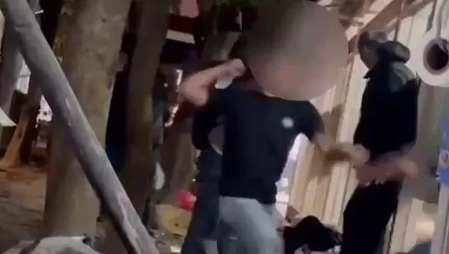 影/北車我罩的！6印尼男車站大門口搶地盤釀全武行