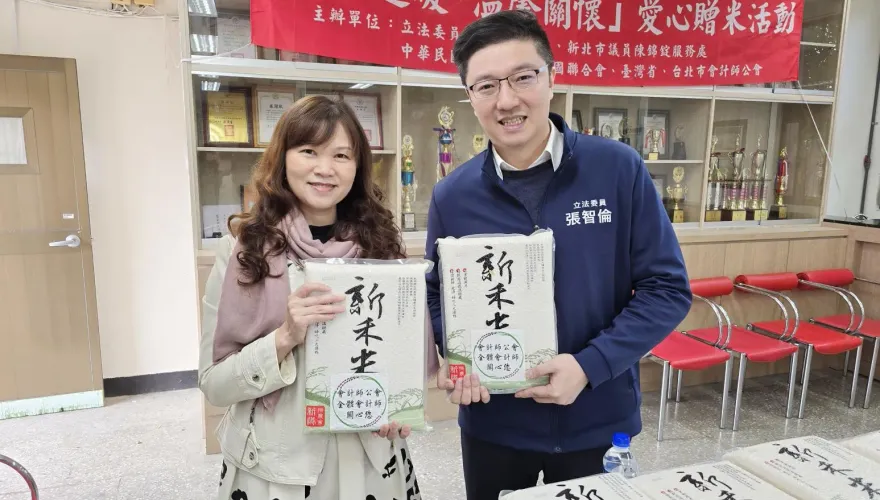 張智倫捐贈585包白米給中和區10所小學　助弱勢學童過好年