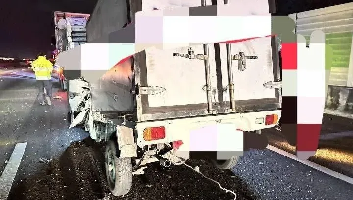 台中國1奪命夜！小貨車猛撞聯結車「頭變形」　駕駛遭夾困身亡