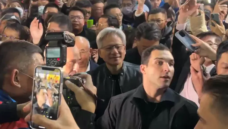 逛夜市啥都沒吃就離開　黃仁勳：有感受到逢甲的熱情奔放