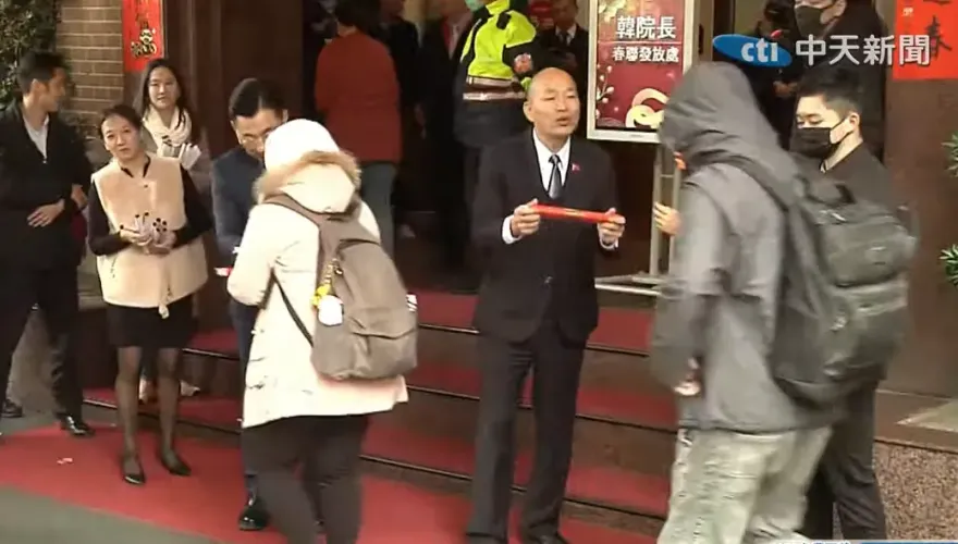 直擊！韓國瑜親發春聯　脫褲鬧場男子慘遭群眾狂嗆「滾啦」