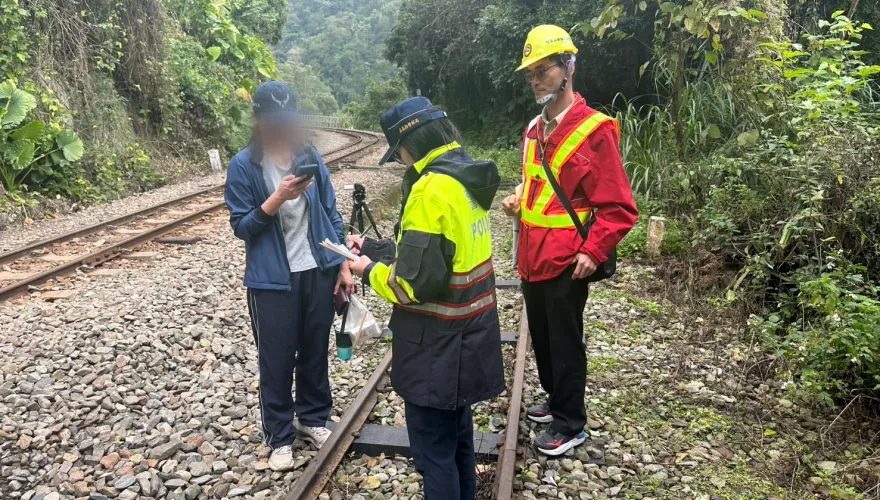 又有女遊客違規闖阿里山鐵軌被抓包　最高恐遭罰5萬