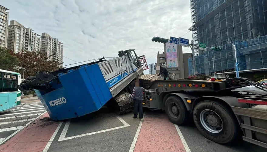 影/驚險瞬間曝光！新北聯結車載大型吊車突「整輛掉下」