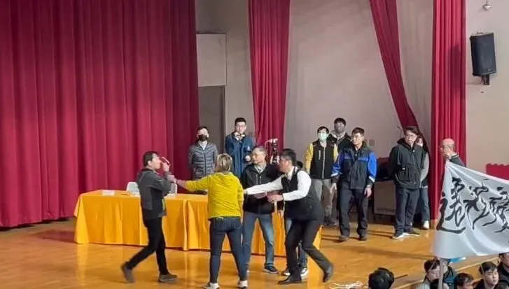 板橋殯儀館遷移說明會爆衝突　綠議員衝上台推擠場面混亂