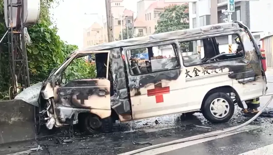 影/員林76快速橋下爆對撞救護車！女騎士殞命…駭人畫面曝