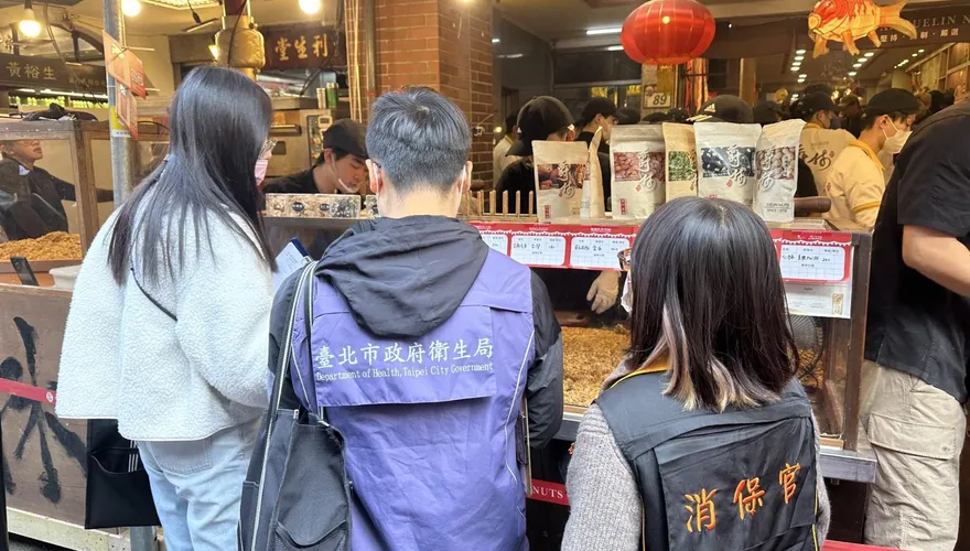 台北年貨大街嚴查價格標示！消保官祭鐵腕「再犯即罰」