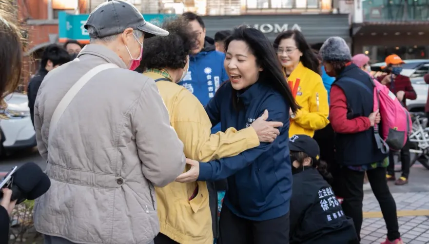 徐巧芯送春聯遇抗議！ 婦嗆聲「祝妳罷免成功」下一秒現世報來了