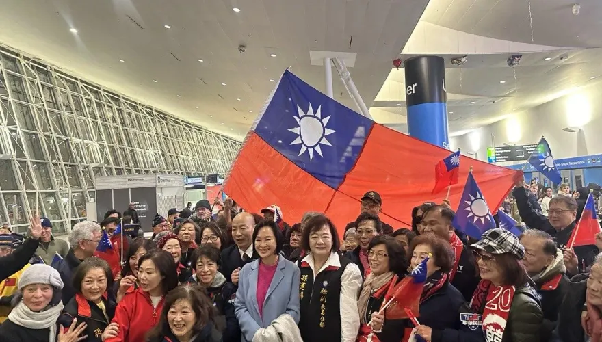 影/辣個男人暖爆！僑胞頂低溫接機  韓國瑜送「這小禮物」現場暴動