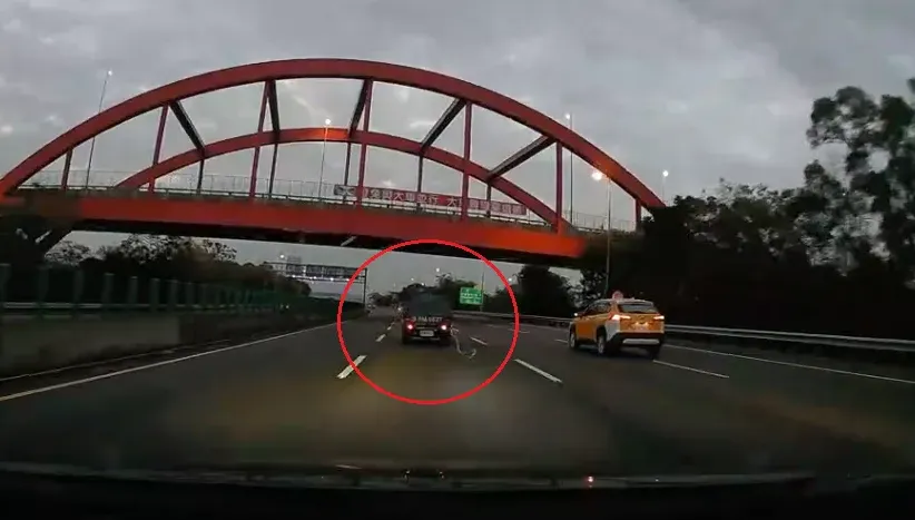 影/你的繩子掉了！國3小貨車「甩繩2公里」　後車廣播急追