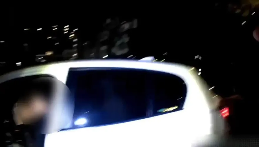 影/沒道義！板橋24歲通緝犯見臨檢「丟2友」棄車逃逸
