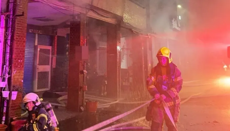 影/高雄倉庫大火！延燒2透天厝6人逃「6隻鸚鵡受困」