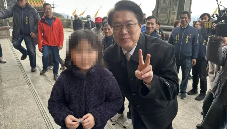 「賴神勸童」翻版！林右昌參香發紅包竟問6歲女童有沒交男友？