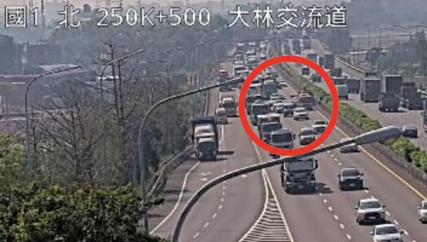 國1北向大林段「4大小車撞一團」　車禍佔據內車道