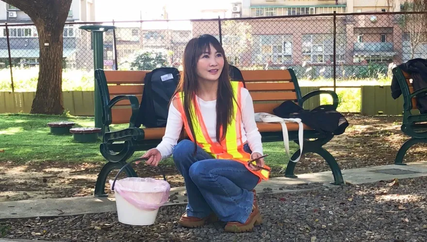王宥忻酒駕被逮「與毒犯關同房」！　赴公園撿屎現況曝