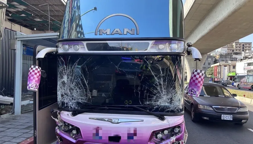 新北嚴重車禍！遊覽車追撞4轎車2人傷　疑陽光刺眼釀禍