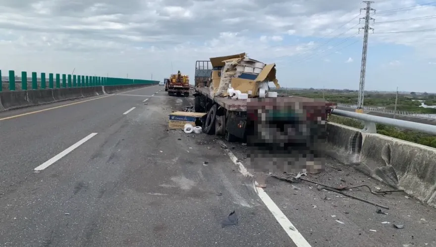 影/學甲台84拖板車遭砂石車猛撞　60歲男噴落20米深橋亡