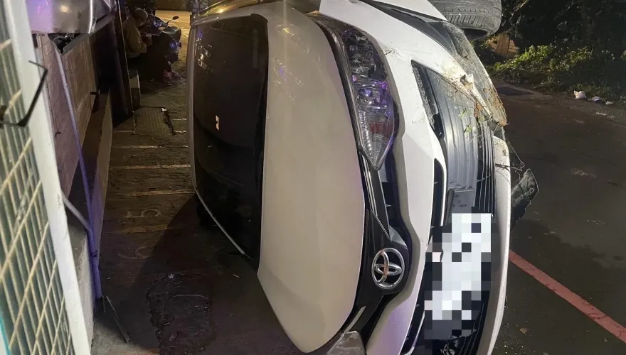 影/翻車瞬間！新店共享汽車撞土堆翻覆　駕駛遭通緝心虛肇逃