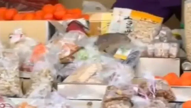 影/「料理鼠王」出來買年貨！嘉義花生攤驚現米奇「逛街」